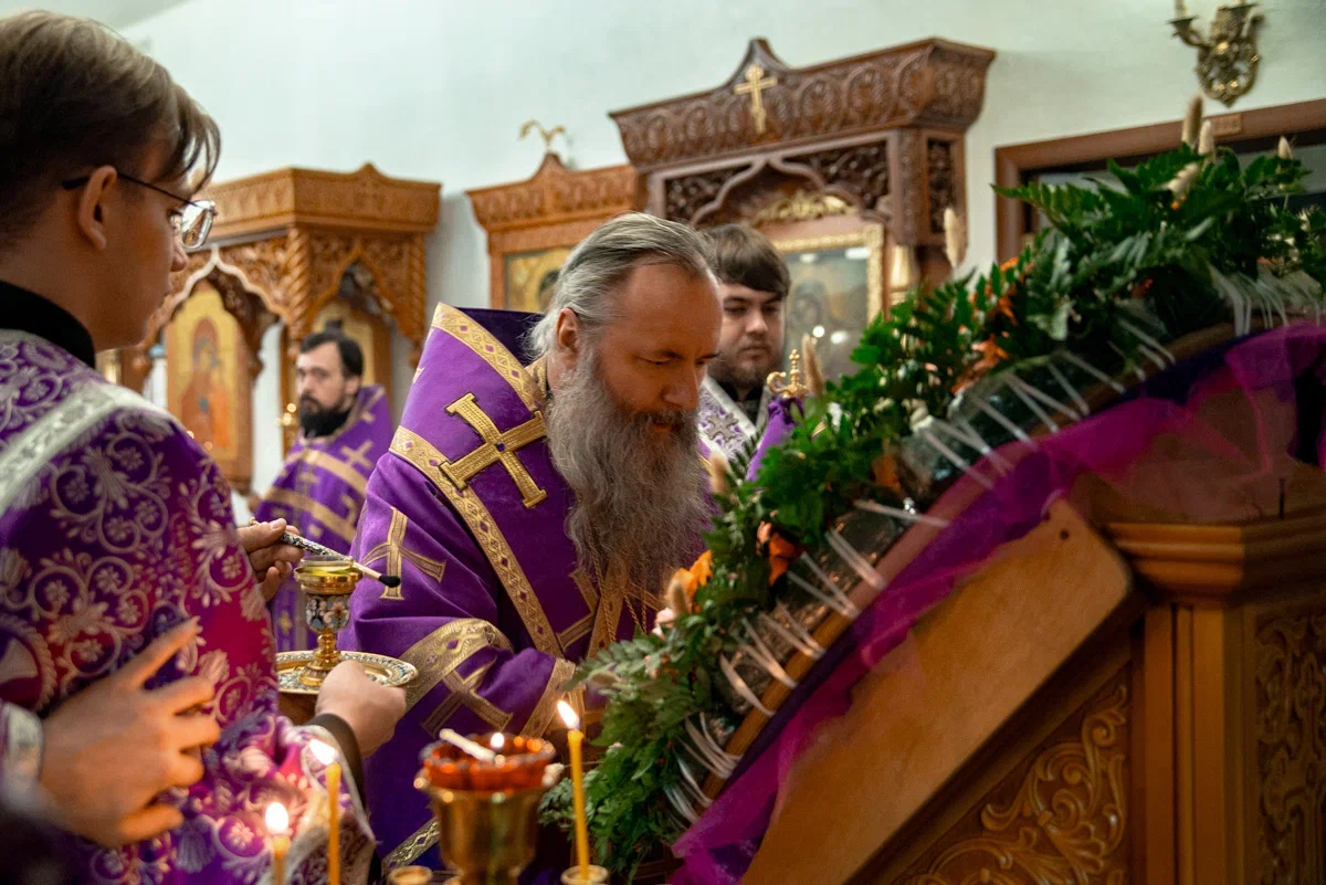 Архиерейское всенощное бдение с выносом Креста в Крестовоздвиженском храме г. Самары