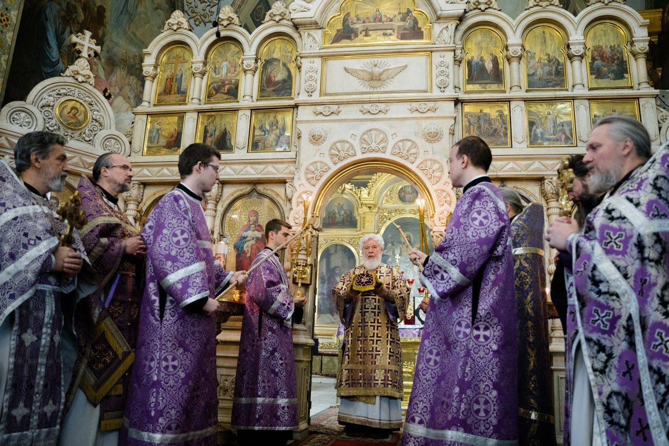 В Великий Четверток митрополит Сергий совершил Литургию в Покровском соборе