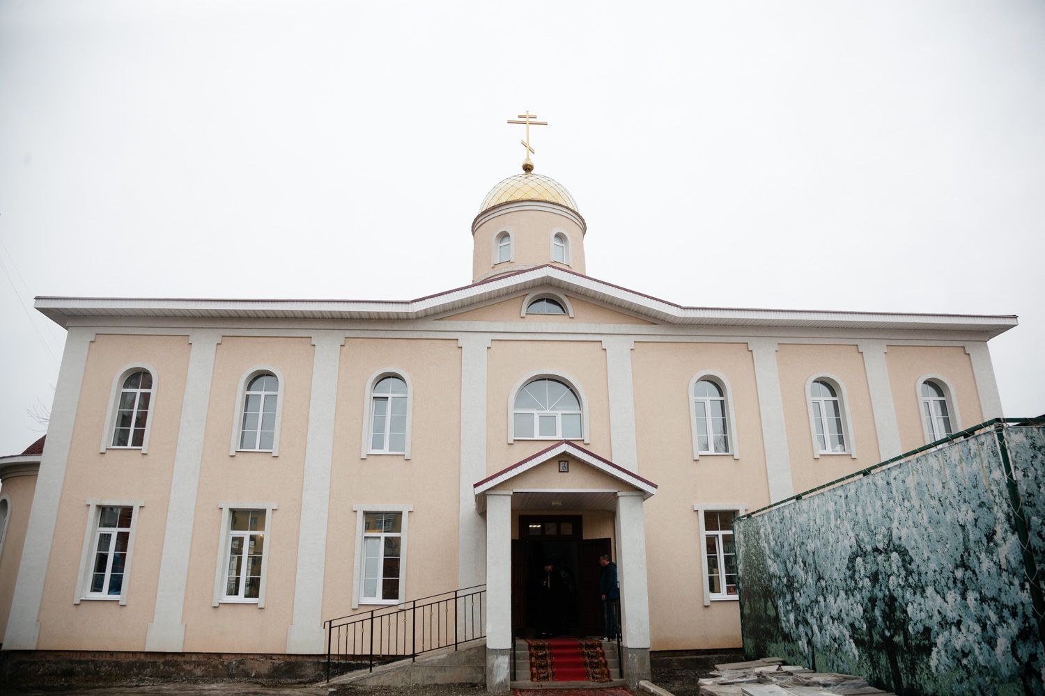 Божественная Литургия в храме в честь святого праведного Александра Чагринского.