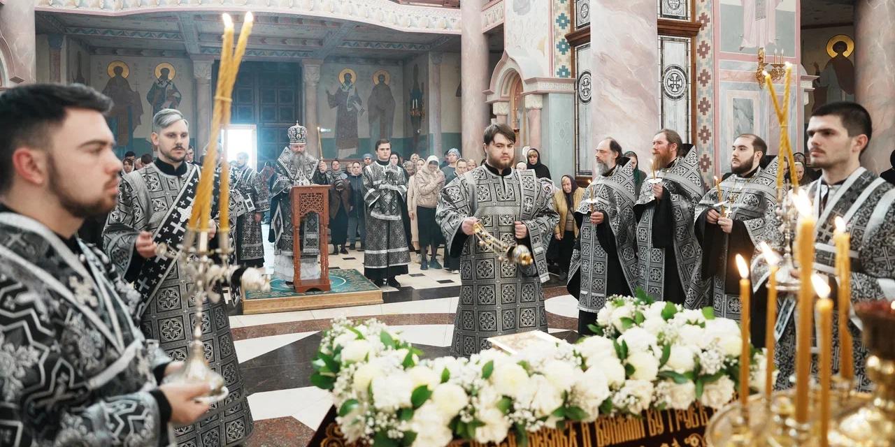Утреня с чином погребения Плащаницы Спасителя совершена в Софийском соборе Самары