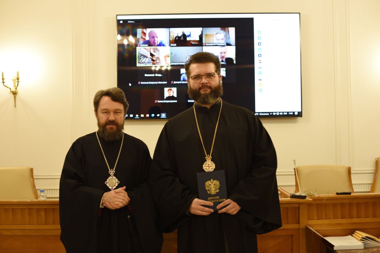 Прот. Максиму Кокареву председателем диссовета митрополитом Волоколамским Иларионом был вручен диплом кандидата наук