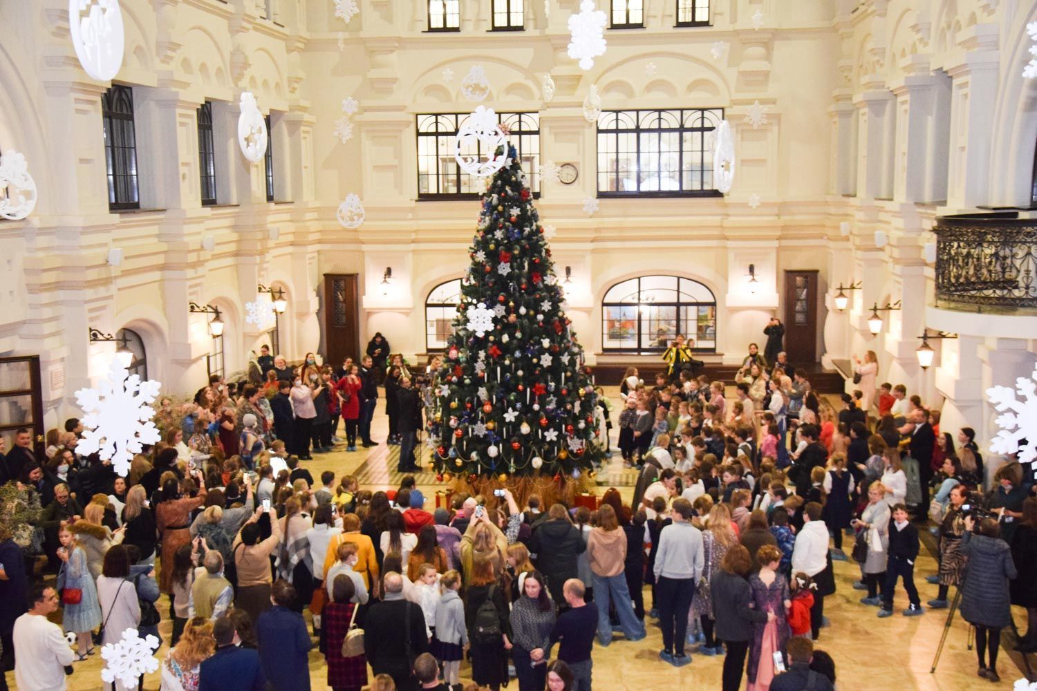 В ПОВОЛЖСКОМ ПРАВОСЛАВНОМ ИНСТИТУТЕ СОСТОЯЛОСЬ ТОРЖЕСТВЕННОЕ ОТКРЫТИЕ РОЖДЕСТВЕНСКОЙ ЁЛКИ