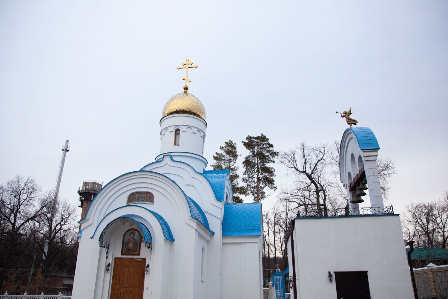 Божественная Литургия в храме в честь иконы Божией Матери "Знамение"