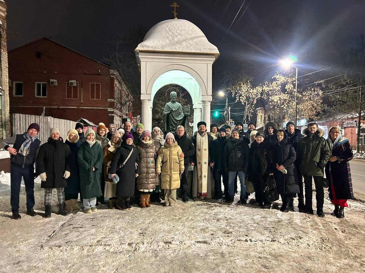 Молебен у памятника святителя Николая Чудотворца, архиепископа Мир Ликийскийх