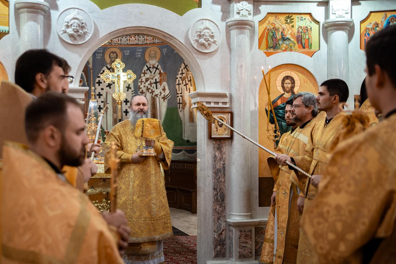 Митрополит Феодосий возглавил престольные торжества в храме Всех Святых г. Самары