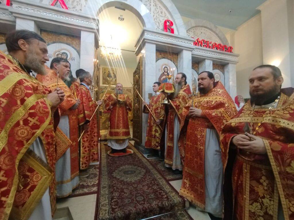 Литургия в Неделю святых жен-мироносиц в Свято-Никольском кафедральном соборе города Душанбе