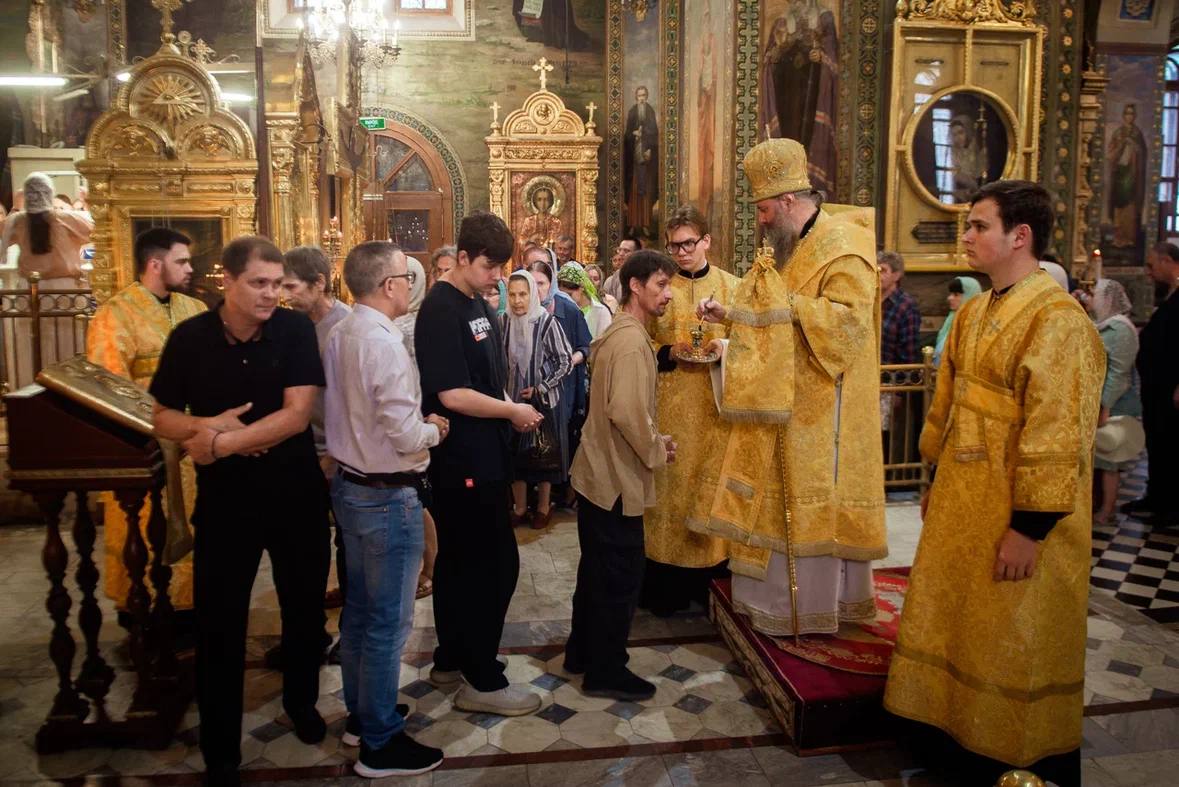 Митрополит Самарский и Новокуйбышевский Феодосий возглавил всенощное бдение в Покровском соборе г. Самары