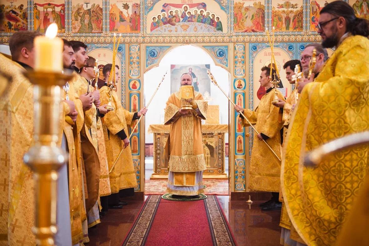 Божественная литургия в соборе в честь иконы Божией Матери «Умиление» в Новокуйбышевске