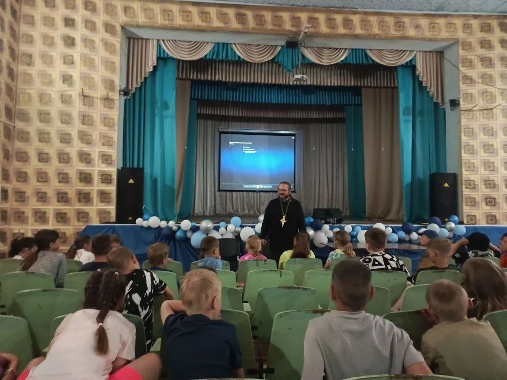 Школьные священники-кураторы приняли участие в торжественных линейках
