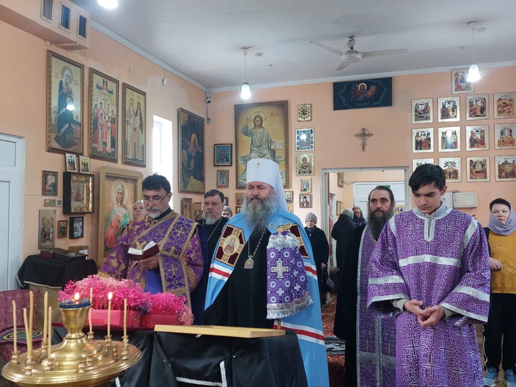 Митрополит Феодосий совершил Божественную литургию в Иверском храме г. Бустон