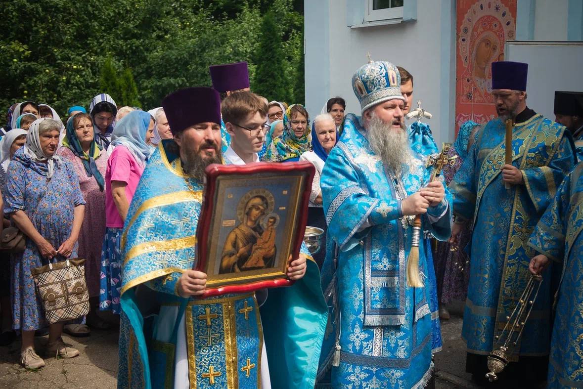 В престольный праздник Тихвинского храма митрополит Феодосий совершил Божественную литургию