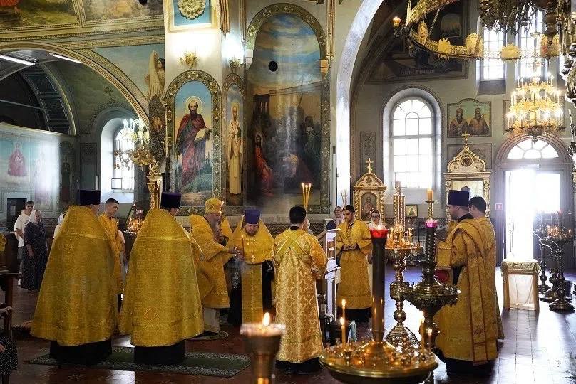 Митрополит Феодосий возглавил вечернее богослужение в Петропавловском храме г. Самары