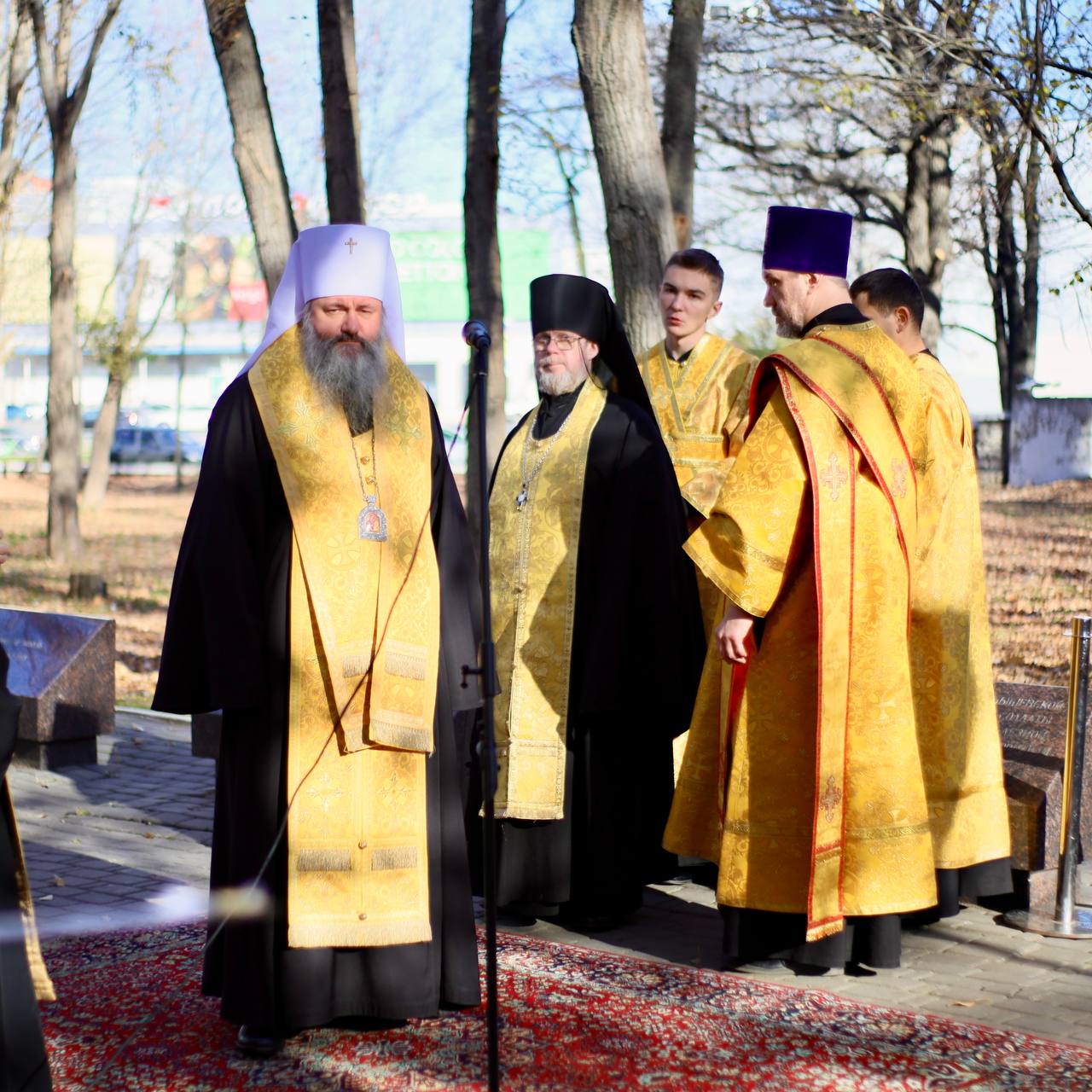 Заупокойная лития по убиенным в годы репрессий у памятного мемориала в парке имени Юрия Гагарина