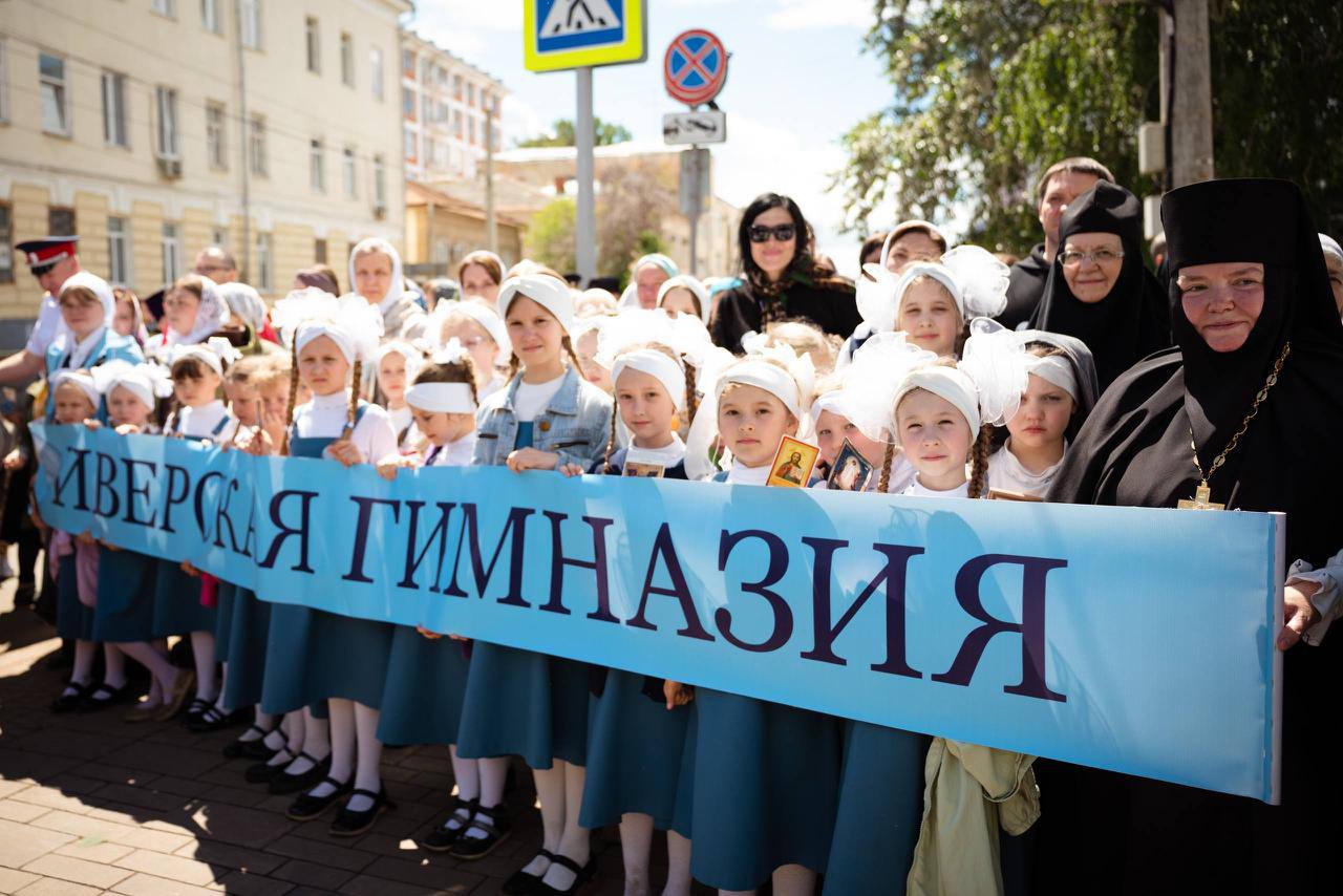 Воспитанницы Иверской гимназии и дети Самары на общегородском крестном ходе 