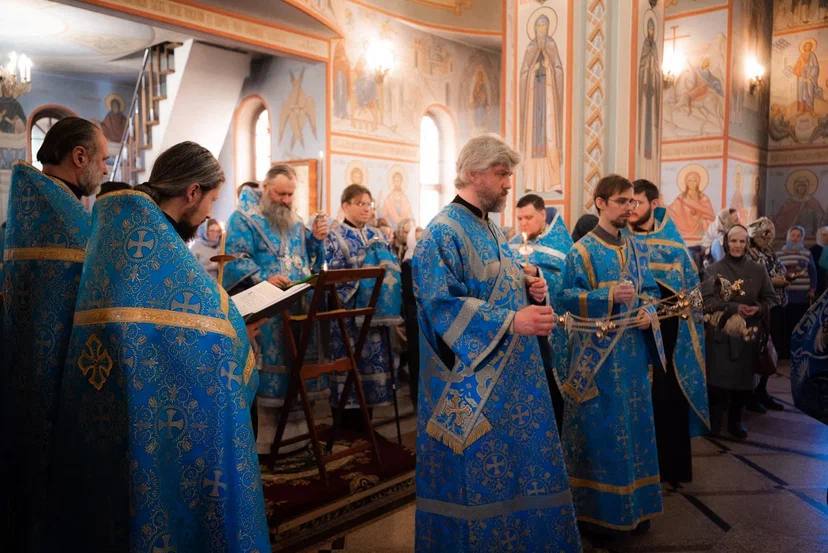 Архиерейское вечернее богослужение с чтением акафиста Пресвятой Богородице в Благовещенском соборе г. Самары