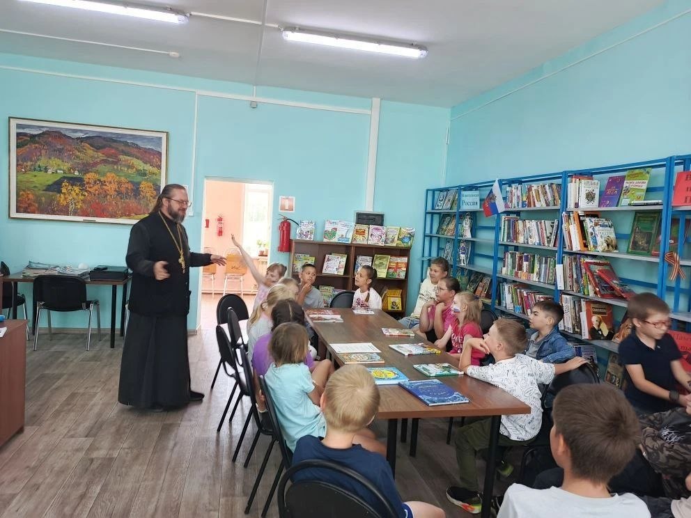 Школьные священники-кураторы приняли участие в торжественных линейках